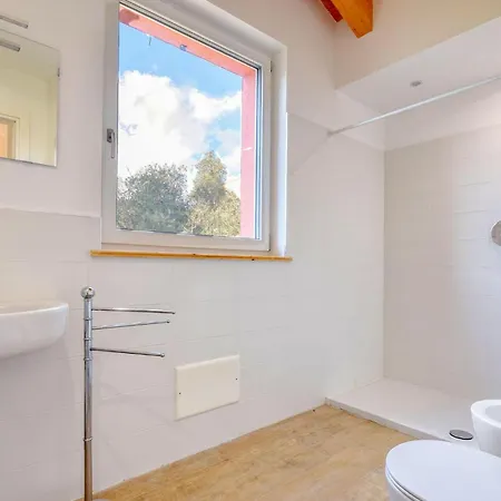 4 Bedroom Gorgeous In Дом отдыха San Salvatore (Genoa)